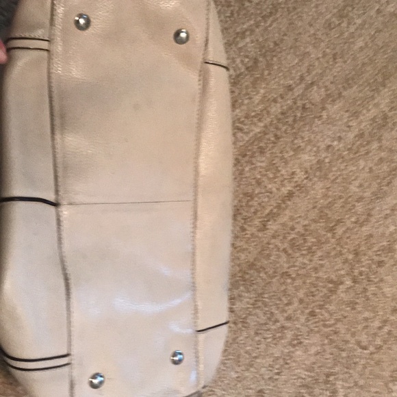 B Makowsky cream leather bag with lots of pockets - Picture 7 of 10